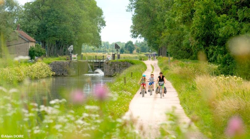 France - Bourgogne Franche Comté - En Bourgogne, le long des canaux à vélo électrique