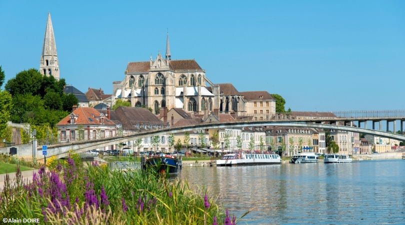France - Bourgogne Franche Comté - En Bourgogne, le long des canaux à vélo électrique